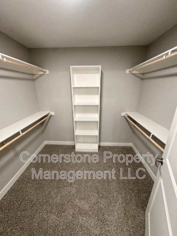 Building Photo - 8401 Valley Spring Dr