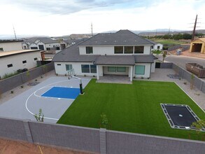 Building Photo - 3141 Newport Dr