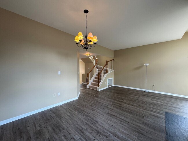 Foto del edificio - Beautiful And Spacious 3 Bed 3 Bath End Un...