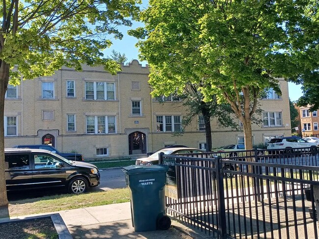 La vista del edificio - 2614 N Lockwood Ave