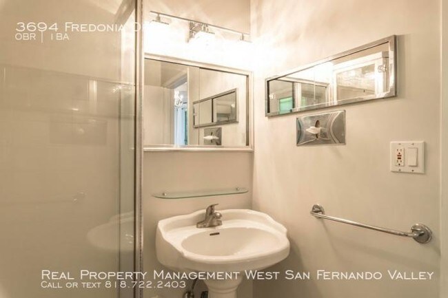 Building Photo - bedroom in Studio City CA 90068
