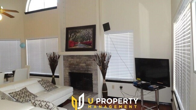 Foto del edificio - Spacious 2-Bed/2-Bath with High Ceilings, ...