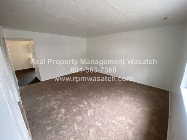 Foto del edificio - Check Out This Charming 3 Bedroom 1.5 Bathroom Condo in Midvale Ut!