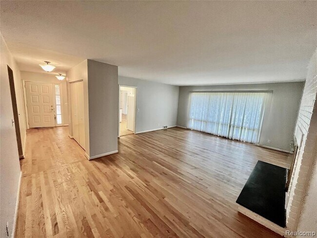 Foto del edificio - 6901 Woodbank Dr