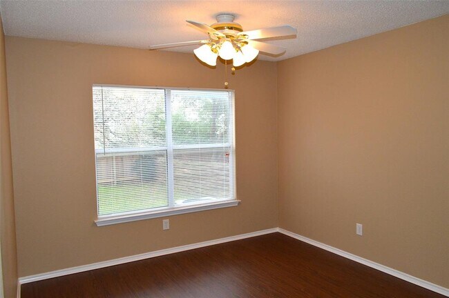 Building Photo - 2014 Carriage Club Dr