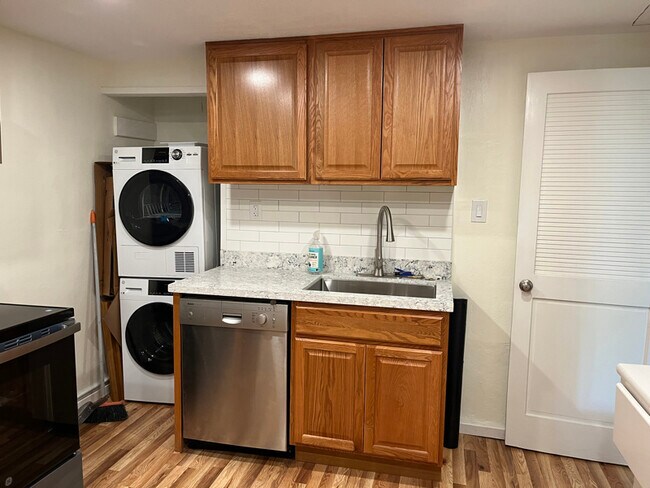 Foto del edificio - 5728 Merriewood Dr
