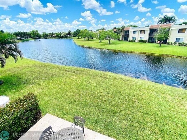 Foto del edificio - 567 Racquet Club Rd