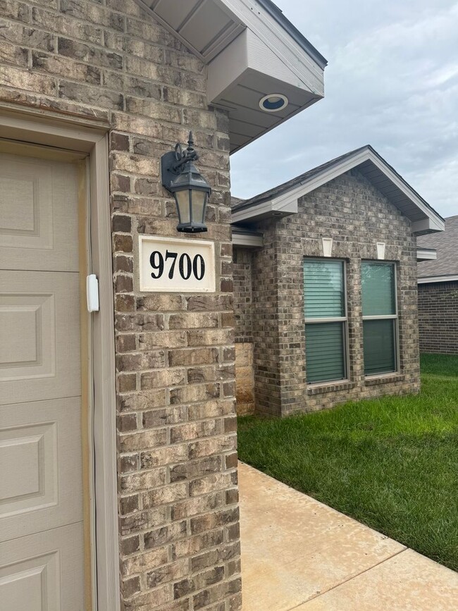 Building Photo - Located in Heritage Hills!!! 3/2/2 Fabulou...