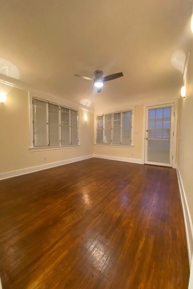 Foto del edificio - 1040 N Sweetzer Ave