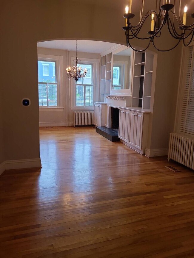 Foto del edificio - Beautiful 3 Bedroom 2 Bath Fully Updated Row House in the Center of the Fan!