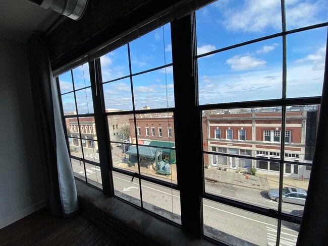 Building Photo - 413 S Main St