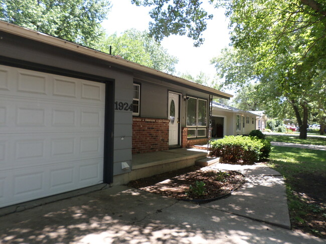 Building Photo - Four Bedroom in Established Neighborhood