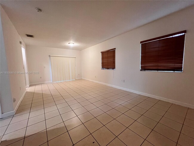 Foto del edificio - 3358 NE 4th St