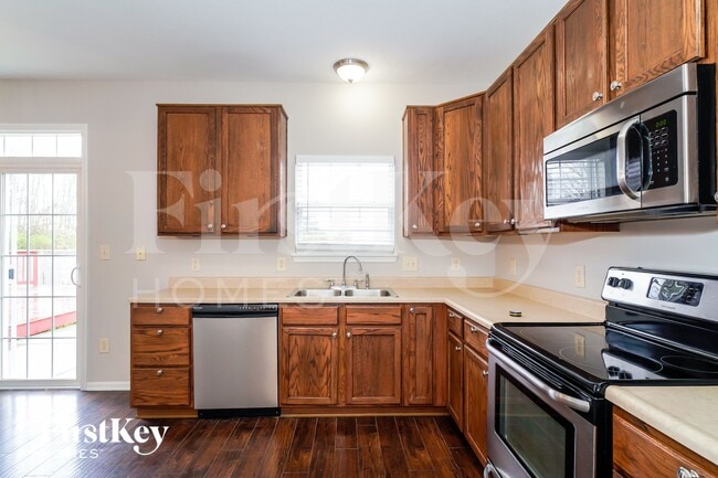 Building Photo - 5921 Sable Dr