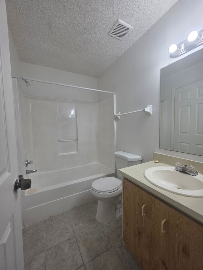 Building Photo - 2 Bedroom 2 Bath Apartment Home *** Limite...