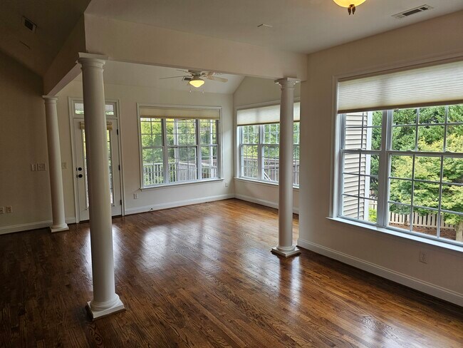 Foto del edificio - 212 Medford Dr