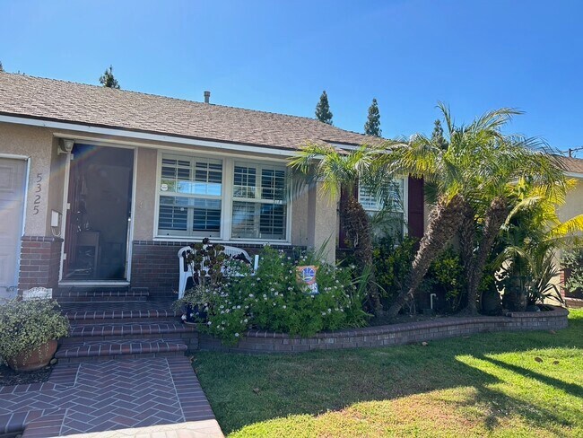 Building Photo - 5325 Dunrobin Ave