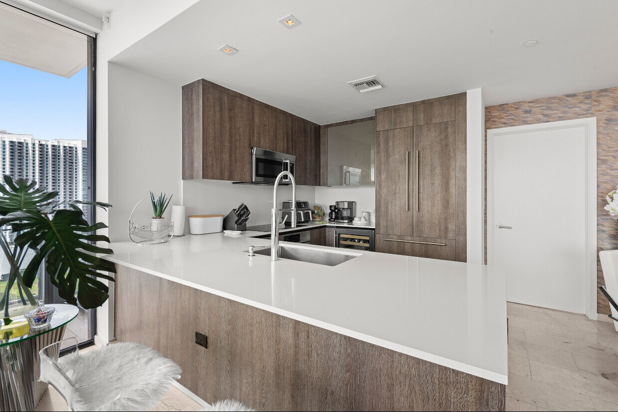 Primary Photo - 1080 Brickell Ave