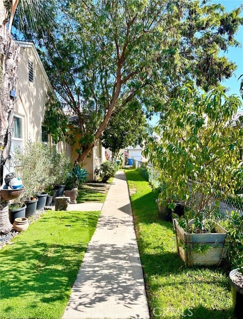 Foto del edificio - 7452 Woodley Ave