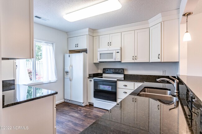 Building Photo - 106 Mallard Cove