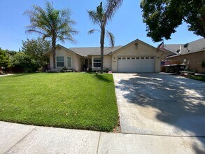 Building Photo - 3645 E Vista Dr