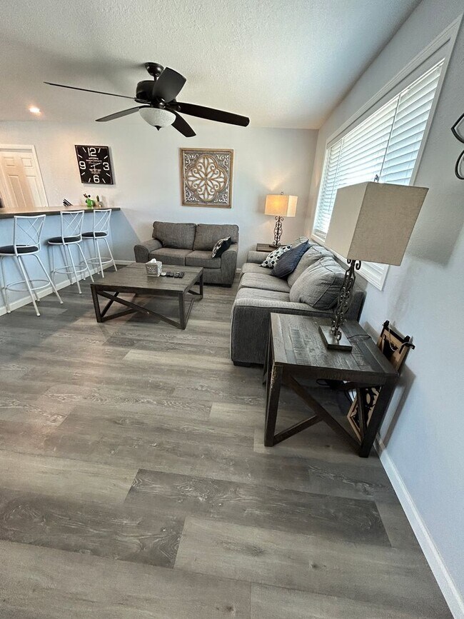 Building Photo - Furnished Home!