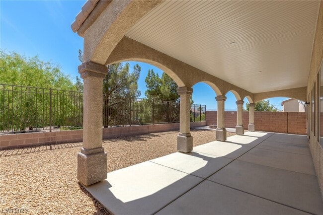 Foto del edificio - 2553 Chateau Clermont St