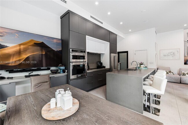 Foto del edificio - 640 Fernwood Rd