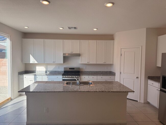 Foto del edificio - Gorgeous 5 Bedroom Home in Gated Community