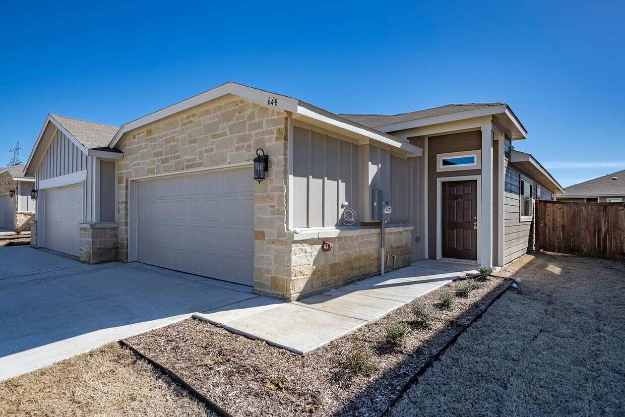 Primary Photo - AVAILABLE NOW! GORGEOUS 3 BEDROOM DUPLEX L...