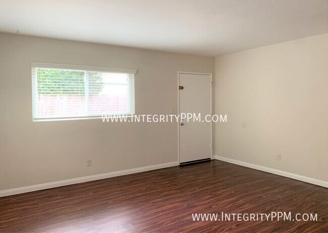 Building Photo - Crown Point 3 bedroom / 2 Bath - One Block...
