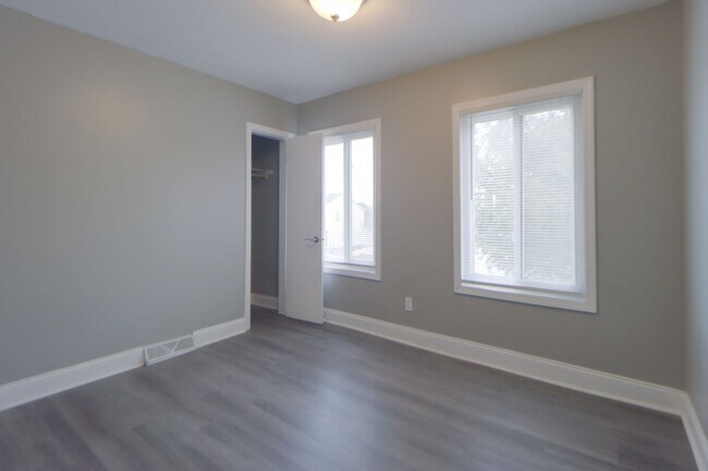 Foto del edificio - Spacious 3 Bedroom Sunnyside Duplex