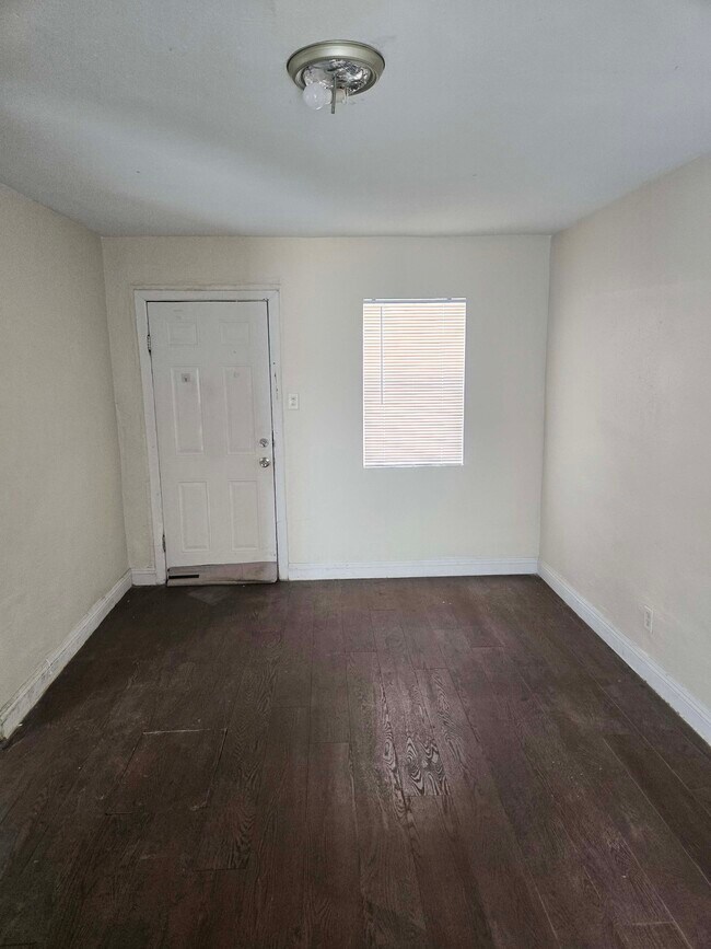 Foto del edificio - 413 W Van Buren Ave