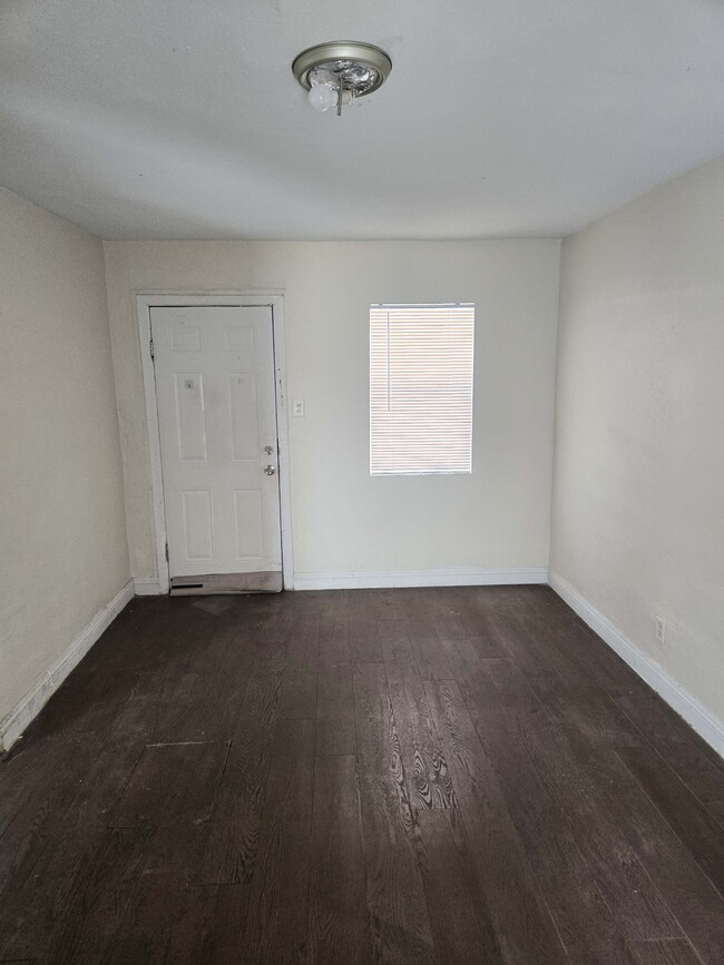 Building Photo - 413 W Van Buren Ave