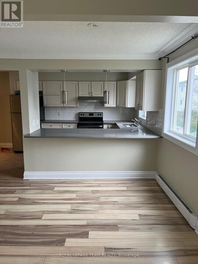 Building Photo - 123 Castlegreen Private