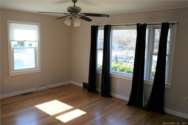 Foto del edificio - 132 Niles Hill Rd