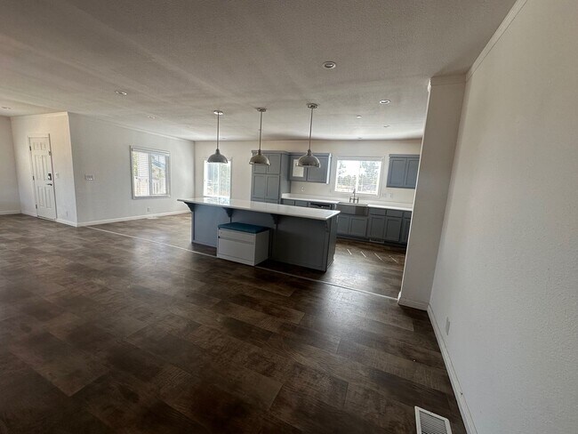 Building Photo - Like New 1 Story Home With Large Lot