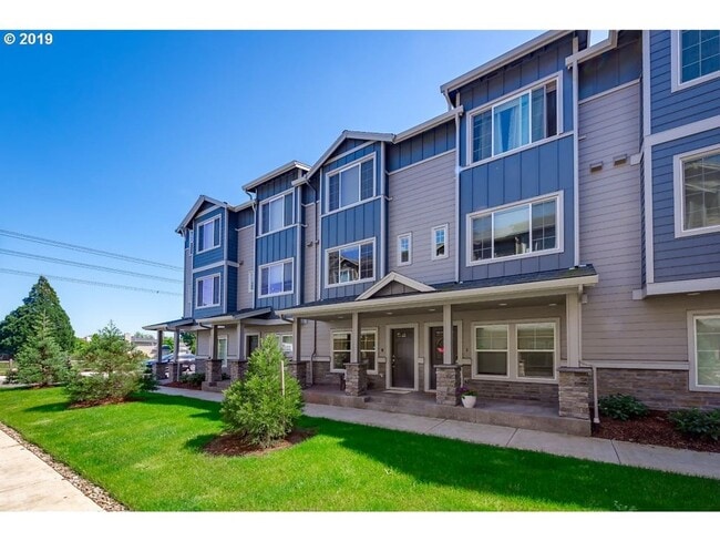 Building Photo - Well Maintained Spacious 2 Bed 2.5 Bath Townhome Style Condo in Hillsboro! Great Location! Bonus/...