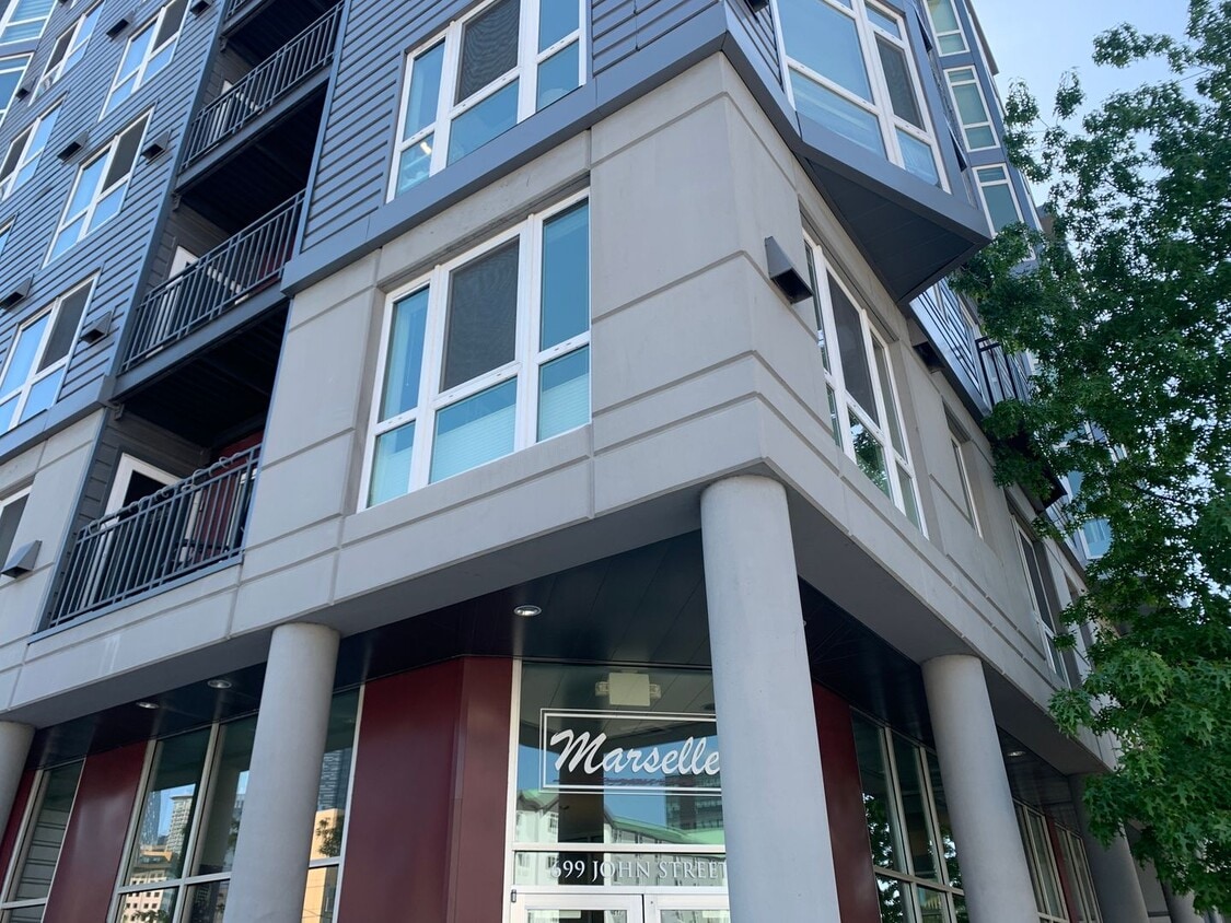 Primary Photo - Excellent Location! Large 1 Bd plus den 1.5 Ba minutes to Downtown