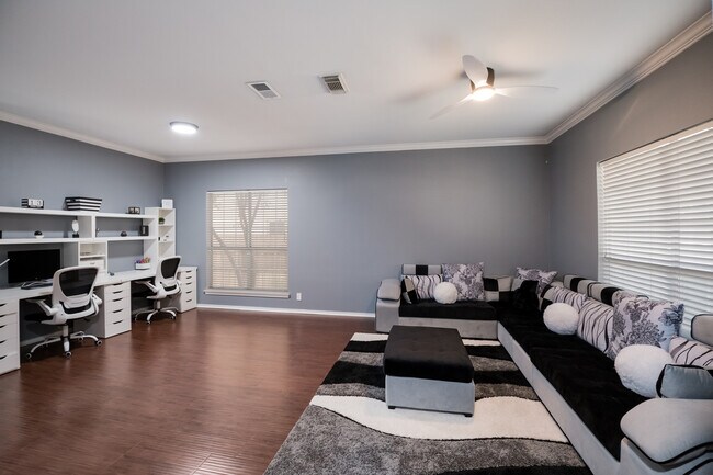 Building Photo - 5610 Spring Stone