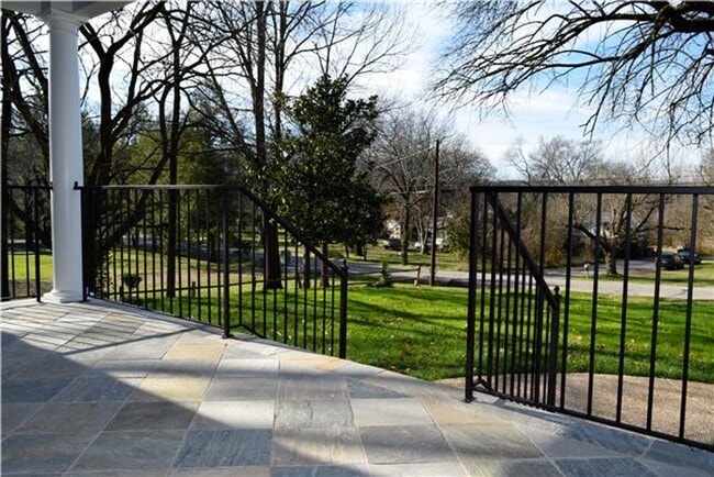 Building Photo - LIKE NEW! Extensive renovation in established Glencliff Estates