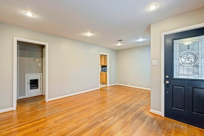 Foto del edificio - 1135 W 31st St