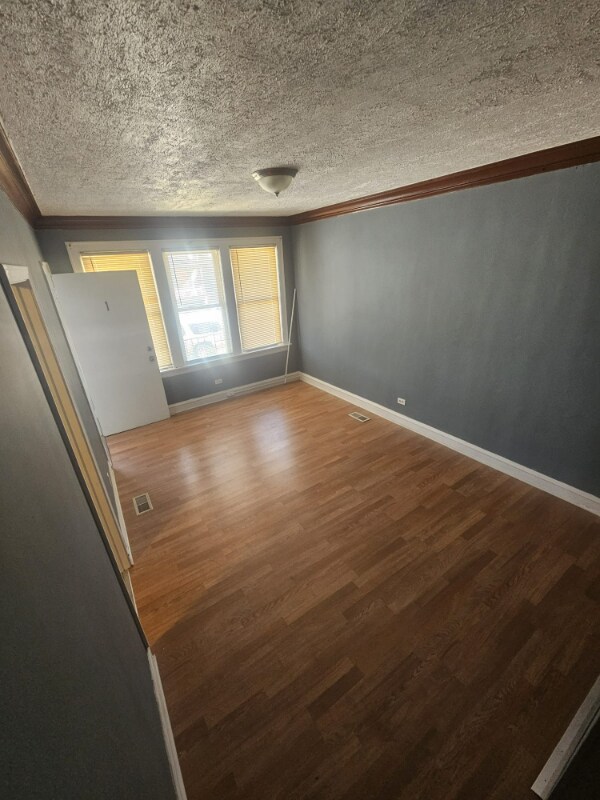 Building Photo - 8520 S Escanaba Ave