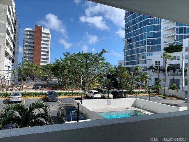 Foto del edificio - 395 NE 21st St