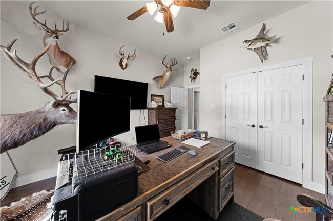 Building Photo - 1006 Deer Xing