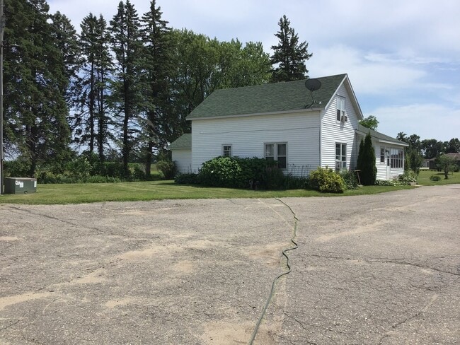 Building Photo - 4 Bedroom 1 Bath Long Prairie Rental - Cou...
