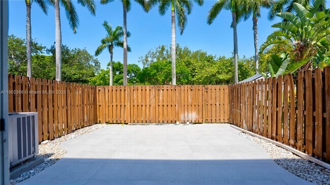 Building Photo - 933 NE 24th Ave