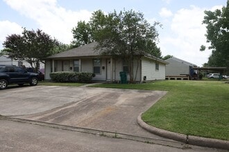 Building Photo - 402 Trichelle St