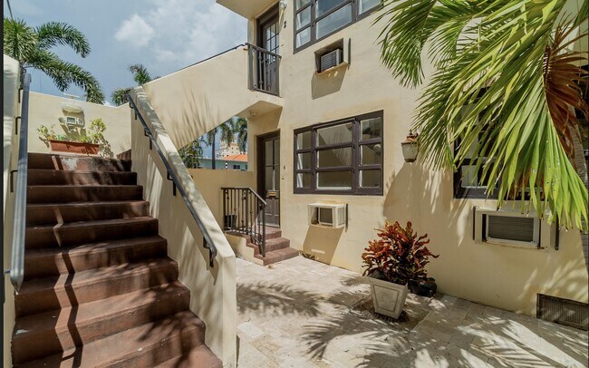 Foto del edificio - 233 Royal Poinciana Way