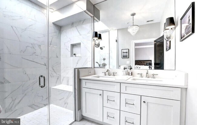 Foto del edificio - Top Floor, 2BR, 2BA with Den + Private Large Rooftop and Garage parking! A Must see!!